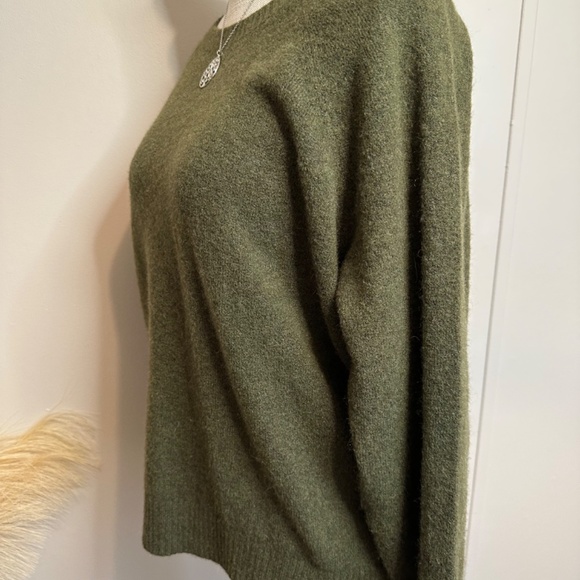 Green Stretchy Sweater - Picture 4 of 6